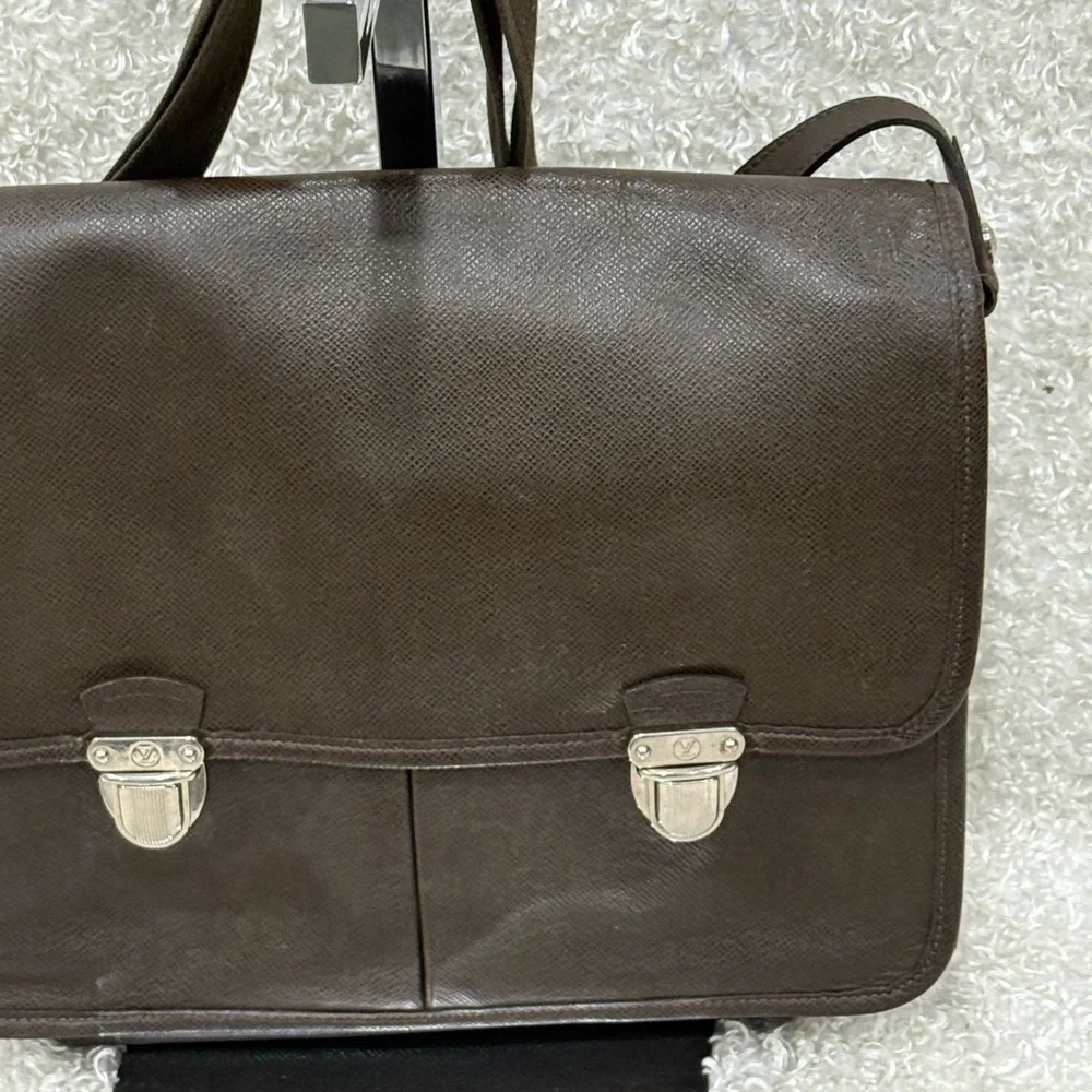 Louis Vuitton Taiga Messenger Bag